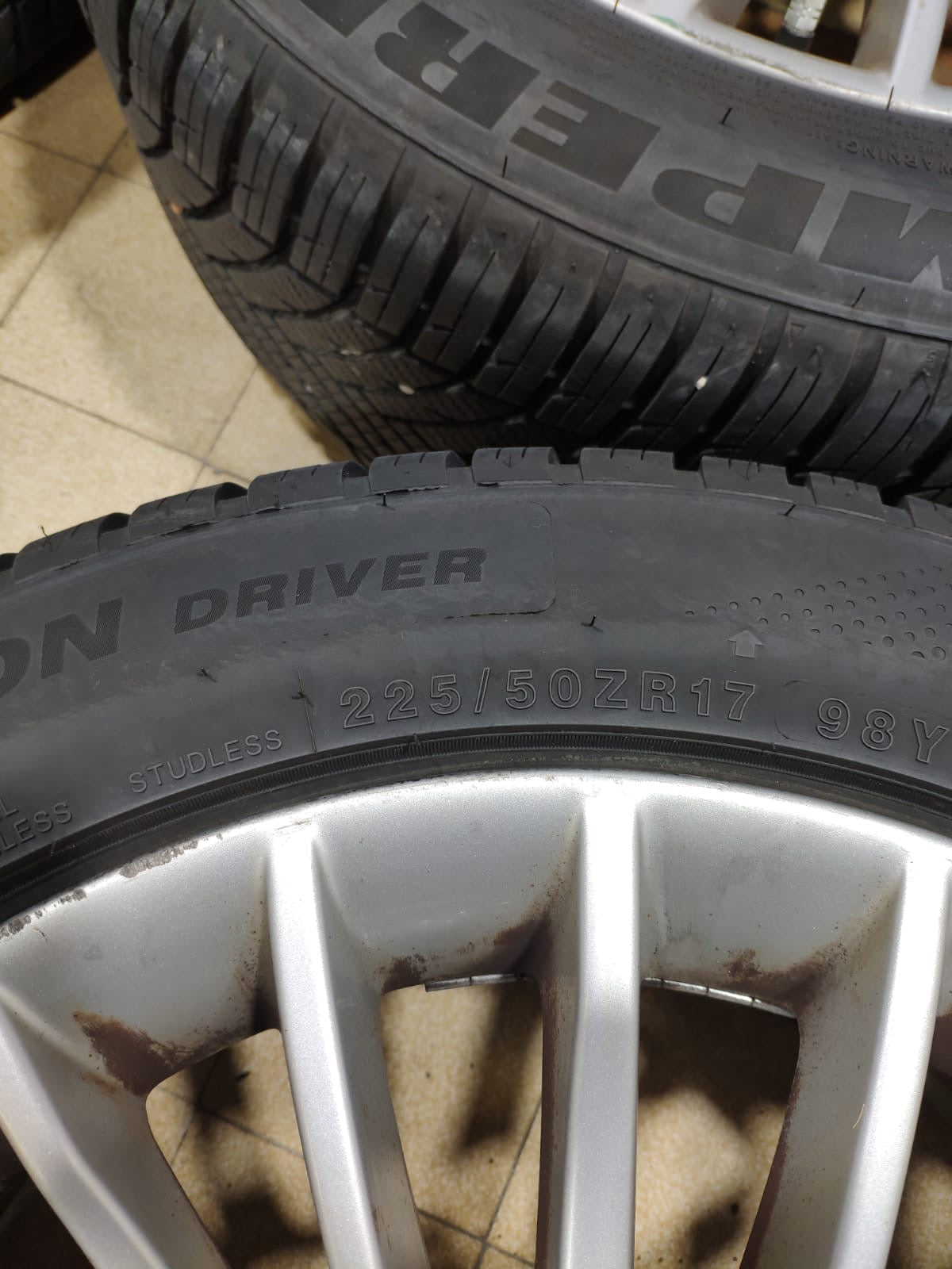 4 jantes BMW 17 pouces montés avec 4 pneus 4 saisons neufs